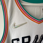 Afbeelding in Gallery-weergave laden, San Antonio Spurs Derrick White Nike jersey - XL
