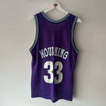 Load image into Gallery viewer, Charlotte Hornets Alonzo Mourning Champion jersey - Small
