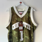 Lade das Bild in den Galerie-Viewer, Charlotte Hornets Muggsy Bogues Mitchell &amp; Ness jersey - Large
