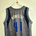 Carregar imagem no visualizador da galeria, Dallas Maverivks Dirk Nowitzki Champion jersey - Small
