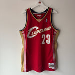 Charger l&#39;image dans la galerie, Cleveland Cavaliers Lebron James Mitchell &amp; Ness jersey - Large
