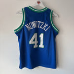 Afbeelding in Gallery-weergave laden, Dallas Mavericks Dirk Nowitzki jersey - Youth Medium
