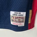 Charger l&#39;image dans la galerie, Cleveland Cavaliers Lebron James Mitchell &amp; Ness jersey - Large
