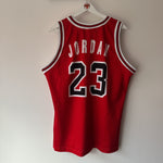 Görseli Galeri görüntüleyiciye yükleyin, Chicago Bulls Michael Jordan Champion jersey - Medium
