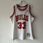 Load image into Gallery viewer, Chicago Bulls Scottie Pippen Mitchell &amp; Ness jersey - Large
