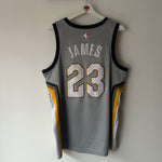 Load image into Gallery viewer, Cleveland Cavliers LeBron James Nike jersey - Large
