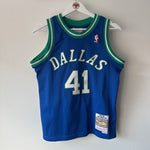Afbeelding in Gallery-weergave laden, Dallas Mavericks Dirk Nowitzki jersey - Youth Medium
