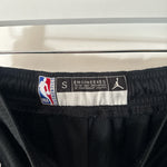 Lade das Bild in den Galerie-Viewer, Phoenix Suns Jordan shorts - Youth Small
