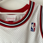 Load image into Gallery viewer, Chicago Bulls Scottie Pippen Mitchell &amp; Ness jersey - Large
