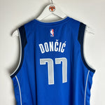 Cargar imagen en el visor de la galería, Dallas Mavericks Luka Doncic Nike jersey - Youth XL
