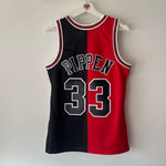 Load image into Gallery viewer, New York Knicks Scottie Pippen Mitchell &amp; Ness jersey - Small
