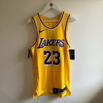 Afbeelding in Gallery-weergave laden, Los Angeles Lakers Lebron James Nike authentic jersey - Small
