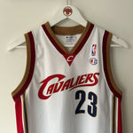 Carregar imagem no visualizador da galeria, Cleveland Cavaliers LeBron James Champion jersey - Youth large
