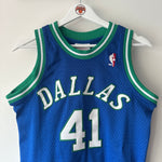 Afbeelding in Gallery-weergave laden, Dallas Mavericks Dirk Nowitzki jersey - Youth Medium
