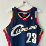 Charger l&#39;image dans la galerie, Cleveland Cavaliers Lebron James Mitchell &amp; Ness jersey - Large
