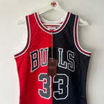 Load image into Gallery viewer, New York Knicks Scottie Pippen Mitchell &amp; Ness jersey - Small
