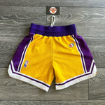 Görseli Galeri görüntüleyiciye yükleyin, Los Angeles Lakers shorts - champion (Youth Medium) - At the buzzer UK
