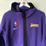 Afbeelding in Gallery-weergave laden, Los Angeles Lakers Nike Bench jacket- Youth Large
