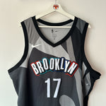 Indlæs billede til gallerivisning Brooklyn Nets Dennis Schroder Nike jersey - XL
