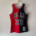 Load image into Gallery viewer, New York Knicks Scottie Pippen Mitchell &amp; Ness jersey - Small
