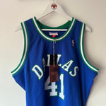 Load image into Gallery viewer, Dallas Mavericks Dirk Nowitzki Mitchell &amp; Ness jersey - XL
